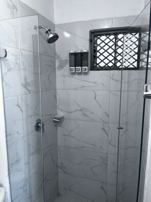 Dusche, Haartrockner, Handtücher, Seife