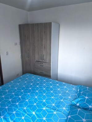 3 habitaciones, tabla de planchar con plancha y ropa de cama 