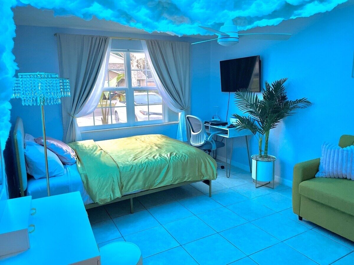 3 bedrooms, desk, iron/ironing board, travel cot