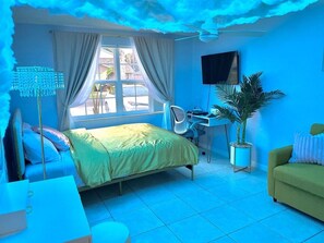 3 slaapkamers, een bureau, een strijkplank/strijkijzer, reisbedje