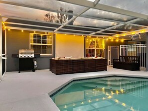 Een buitenzwembad, een verwarmd zwembad