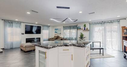 Contemporary Monochrome Retreat With 4beds & POOL