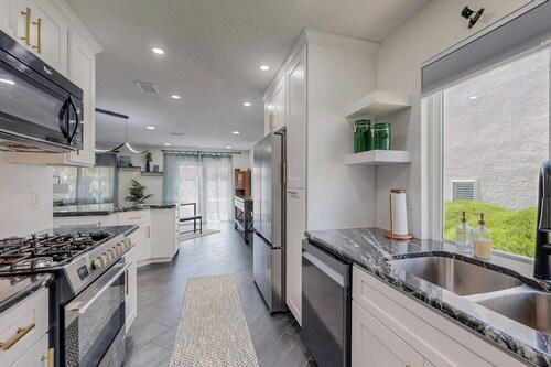 Contemporary Monochrome Retreat With 4beds & POOL