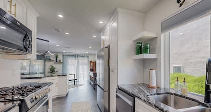 Contemporary Monochrome Retreat With 4beds & POOL