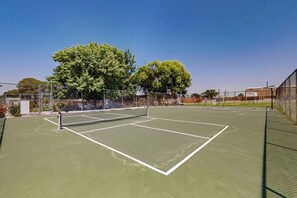 Sports court - Contemporary Monochrome Retreat With 4beds & POOL (Albuquerque)