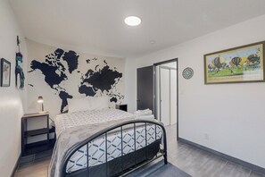 4 bedrooms, desk, iron/ironing board, free WiFi - Contemporary Monochrome Retreat With 4beds & POOL (Albuquerque)