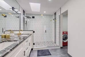 Shower, hair dryer, towels, soap - Contemporary Monochrome Retreat With 4beds & POOL (Albuquerque)