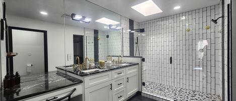 Dusj, hårføner, håndklær og såpe