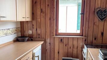 Kühlschrank, Mikrowelle, Ofen, Kochgeschirr/Geschirr/Besteck