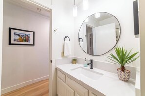 Regadera, secadora de cabello, toallas, jabón 