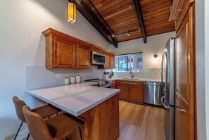 Kylskåp, mikrovågsugn, ugn och spishäll