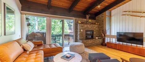 Una Smart TV, una chimenea, una mesa de tenis de mesa