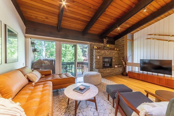 Smart TV, fireplace, ping pong, stereo