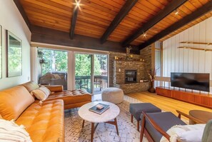 Smart-TV, Kamin, Tischtennisplatte, Stereoanlage