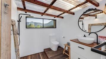Superior Cabin, Lake View | Bathroom | Towels, soap, shampoo, toilet paper