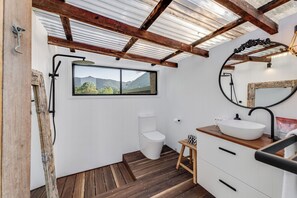 Baita Superior, vista lago | Bagno | Asciugamani, sapone, shampoo, carta igienica