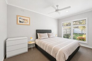 3 bedrooms, iron/ironing board, free WiFi - Ocean Retreat by Ready Set Stay (Rosebud)