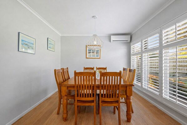 Dining - Ocean Retreat by Ready Set Stay (Rosebud)