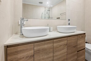 Een douche, een haardroger, een bidet