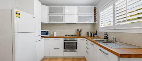 KĂŒhlschrank, Mikrowelle, Ofen, Herdplatte