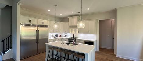 冷蔵庫、電子レンジ、オーブン、コンロ