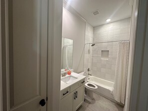 ヘアドライヤー、タオル、石鹸、シャンプー