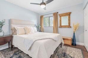 3 makuuhuonetta, työpöytä, silitysrauta/-lauta, vauvan matkasänky