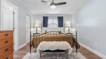 3 chambres, bureau, fer et planche à repasser, lit de bébé portatif