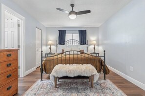 3 bedrooms, desk, iron/ironing board, travel crib