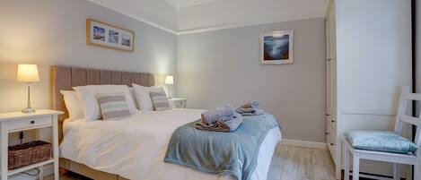 3 slaapkamers, een strijkplank/strijkijzer, reisbedje, gratis wifi