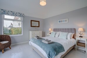 3 chambres, fer et planche à repasser, lit de bébé portatif