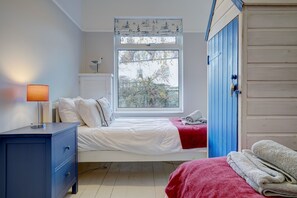 3 chambres, fer et planche à repasser, lit de bébé portatif
