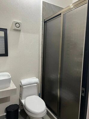 Douche, savon, shampoing, papier toilette
