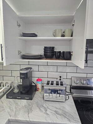 Kjøleskap, mikrobølgeovn, ovn og kokeplater