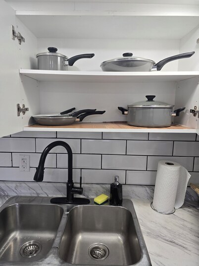 Spacious 2Bd family suite with full kitchen. Centrally located.