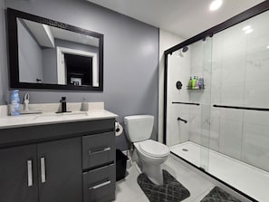 Dusj, hårføner, håndklær og såpe