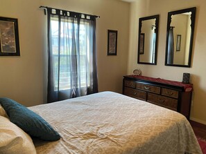 4 bedrooms, iron/ironing board, free WiFi, bed sheets - Amazing 4-bedroom: AC, WiFi, 2 car garage with river view in NW Albuquerque (Albuquerque)