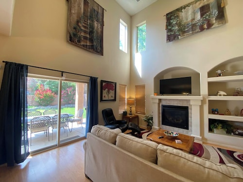 Amazing 4-bedroom: AC, WiFi, 2 car garage with river view in NW Albuquerque