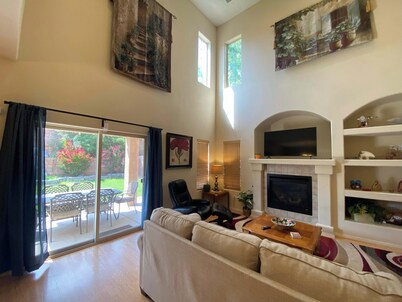 Amazing 4-bedroom: AC, WiFi, 2 car garage with river view in NW Albuquerque