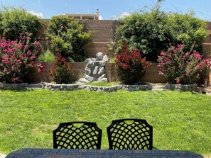 Outdoor dining - Amazing 4-bedroom: AC, WiFi, 2 car garage with river view in NW Albuquerque (Albuquerque)