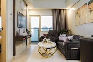 Smart TV - Serene BGC Taguig 1-Bedroom Condo Unit: Panoramic City Views, Pool & Gym Access  (Taguig)