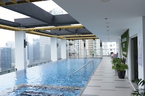 Indoor pool - Serene BGC Taguig 1-Bedroom Condo Unit: Panoramic City Views, Pool & Gym Access  (Taguig)