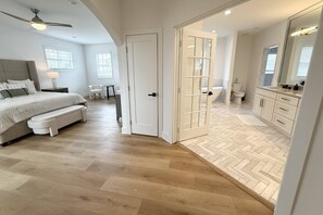 7 Schlafzimmer, Schreibtisch, Bügeleisen/Bügelbrett