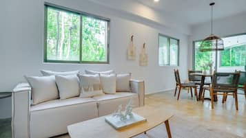 Una televisión, una oficina