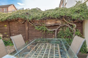 Terrace/patio - Central 2BD with Garden and Free Parking (Cheltenham)