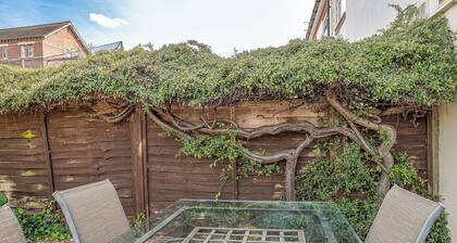 Central 2BD with Garden and Free Parking