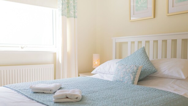 2 bedrooms, iron/ironing board, free WiFi - Central 2BD with Garden and Free Parking (Cheltenham)
