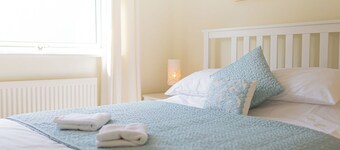 Central 2BD with Garden and Free Parking