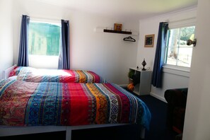 3 bedrooms, iron/ironing board, bed sheets - Creekside Cottage country escape, Rumbellara Farm (Yellingbo)
