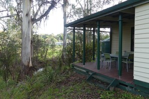 Outdoor dining - Creekside Cottage country escape, Rumbellara Farm (Yellingbo)